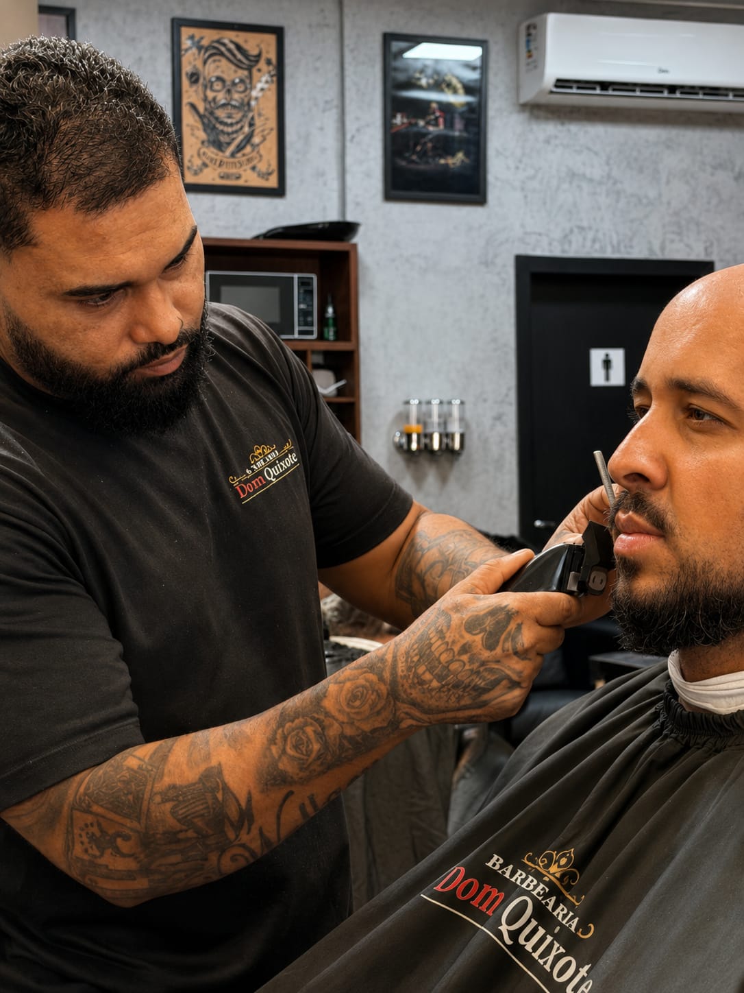 Barbeiro fazendo a barba de um cliente
