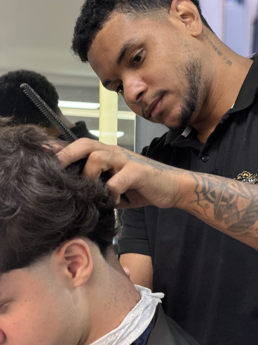 Barbeiro finalizando um corte